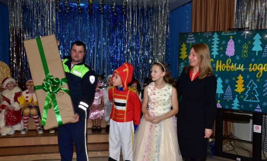 Полицейские Елецкого района исполнили новогодние мечты детей