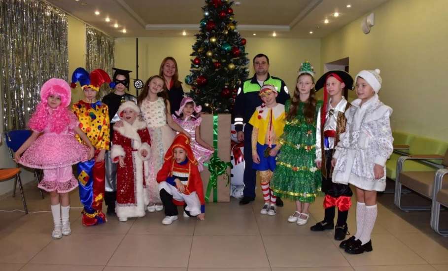 Полицейские Елецкого района исполнили новогодние мечты детей