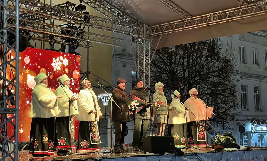 Новогоднее настроение продолжается! Сегодняшний вечер на площади Ленина в городе Ельце!