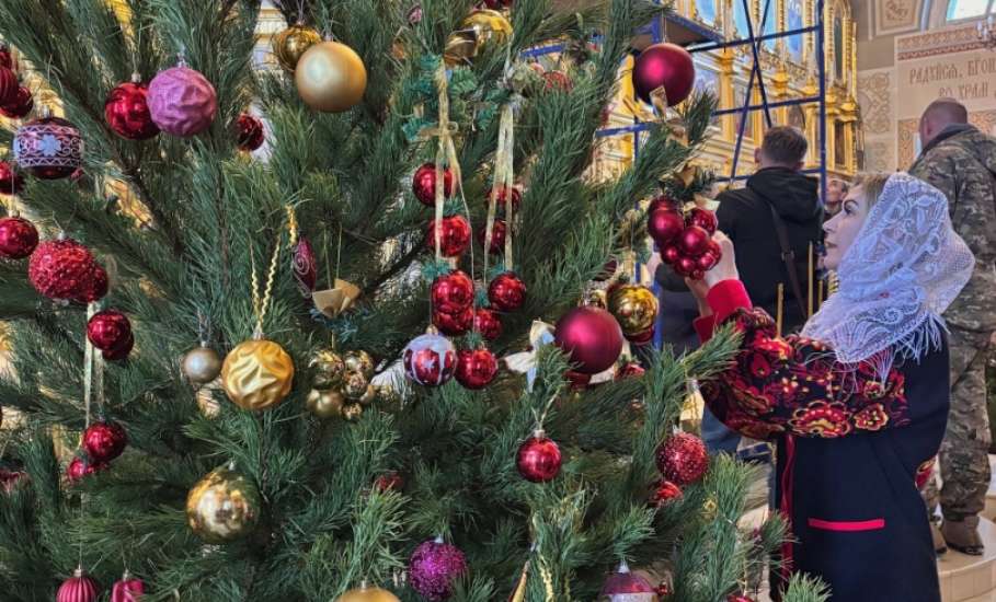 В Ельце в Знаменском женском монастыре прихожане сегодня нарядили убранство храма к празднику Рождества Христова