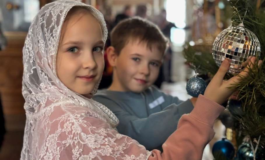 В Ельце в Знаменском женском монастыре прихожане сегодня нарядили убранство храма к празднику Рождества Христова