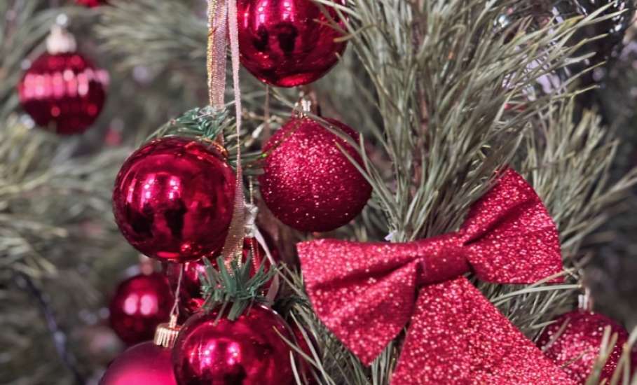 В Ельце в Знаменском женском монастыре прихожане сегодня нарядили убранство храма к празднику Рождества Христова