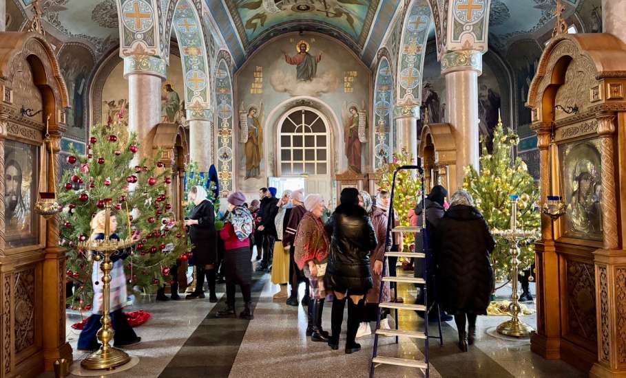 В Ельце в Знаменском женском монастыре прихожане сегодня нарядили убранство храма к празднику Рождества Христова