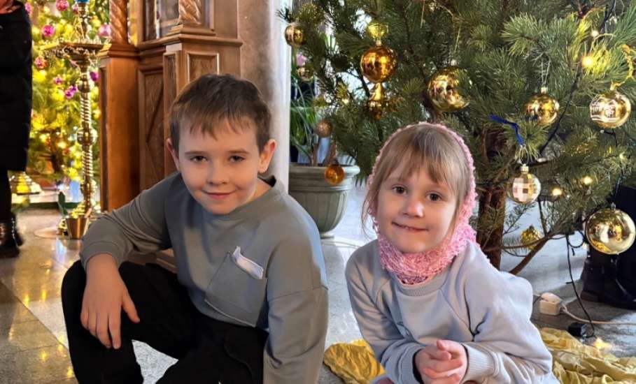 В Ельце в Знаменском женском монастыре прихожане сегодня нарядили убранство храма к празднику Рождества Христова