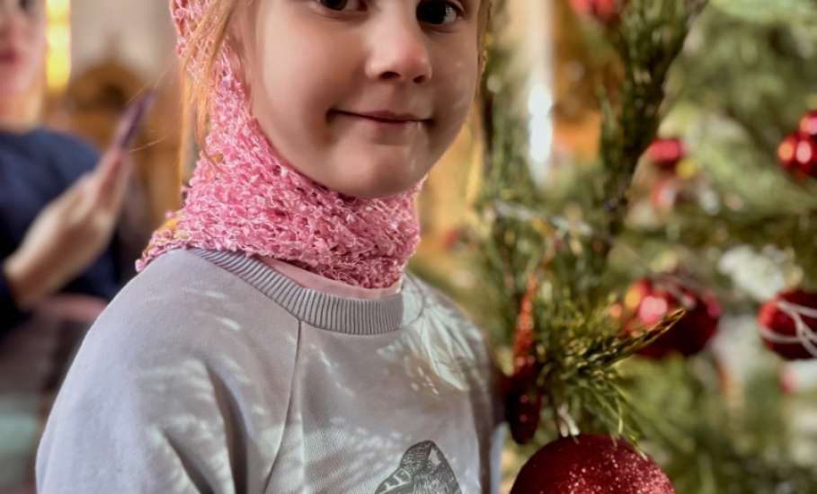 В Ельце в Знаменском женском монастыре прихожане сегодня нарядили убранство храма к празднику Рождества Христова