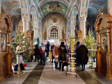 В Ельце в Знаменском женском монастыре прихожане сегодня нарядили убранство храма к празднику Рождества Христова