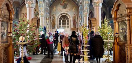 В Ельце в Знаменском женском монастыре прихожане сегодня нарядили убранство храма к празднику Рождества Христова
