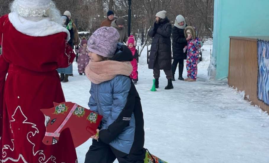 В Городском парке прошла детская игровая программа "Карусель новогодних подарков"