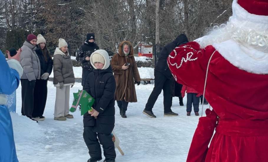 В Городском парке прошла детская игровая программа "Карусель новогодних подарков"
