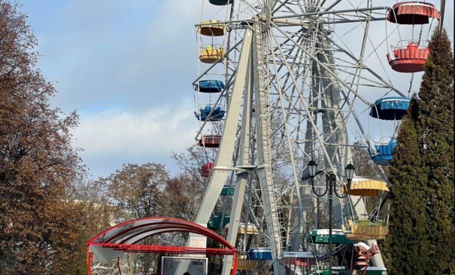В Городском парке прошла детская игровая программа "Карусель новогодних подарков"