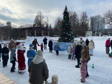 В Городском парке прошла детская игровая программа "Карусель новогодних подарков"