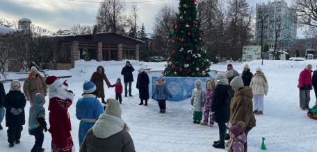 В Городском парке прошла детская игровая программа "Карусель новогодних подарков"