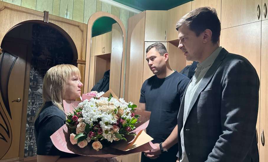 Владимир Сериков: &laquo;С самого утра работаю в Ельце. С главой города Вячеславом Жабиным посетил промышленную зону и встретился с жителями пострадавших домов&raquo;