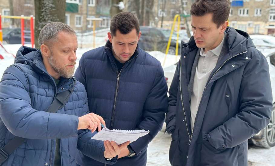 Владимир Сериков: &laquo;С самого утра работаю в Ельце. С главой города Вячеславом Жабиным посетил промышленную зону и встретился с жителями пострадавших домов&raquo;