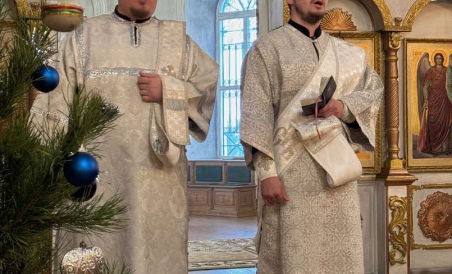 В Рождественский сочельник в храме Спаса Нерукотворного города Ельца совершена Божественная литургия по чину святителя Василия Великого
