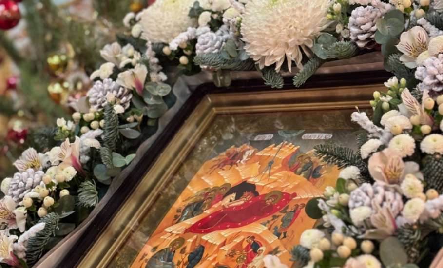 В Рождественский сочельник в храме Спаса Нерукотворного города Ельца совершена Божественная литургия по чину святителя Василия Великого