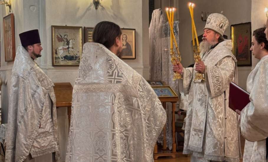 В Рождественский сочельник в храме Спаса Нерукотворного города Ельца совершена Божественная литургия по чину святителя Василия Великого
