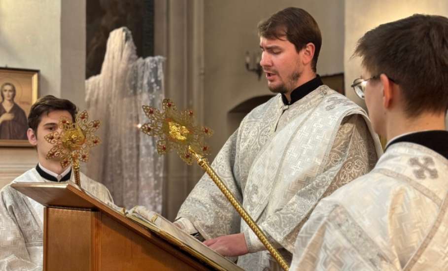 В Рождественский сочельник в храме Спаса Нерукотворного города Ельца совершена Божественная литургия по чину святителя Василия Великого