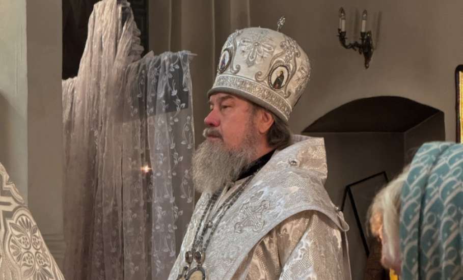 В Рождественский сочельник в храме Спаса Нерукотворного города Ельца совершена Божественная литургия по чину святителя Василия Великого