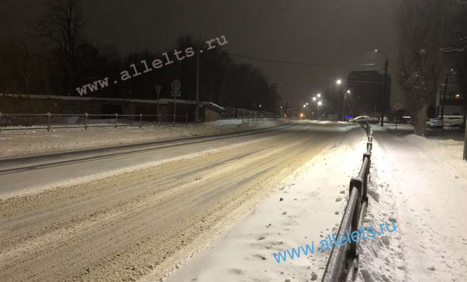 Сегодня в Ельце вывозили снег с дороги по улице 9 Декабря. А про тротуары забыли!