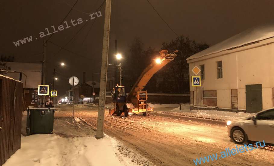 Сегодня в Ельце вывозили снег с дороги по улице 9 Декабря. А про тротуары забыли!