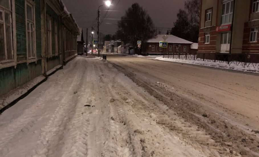 Сегодня в Ельце вывозили снег с дороги по улице 9 Декабря. А про тротуары забыли!
