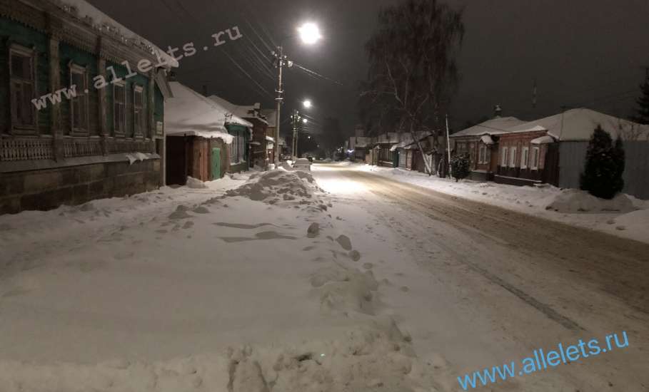 Сегодня в Ельце вывозили снег с дороги по улице 9 Декабря. А про тротуары забыли!