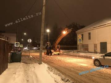 Сегодня в Ельце вывозили снег с дороги по улице 9 Декабря. А про тротуары забыли!