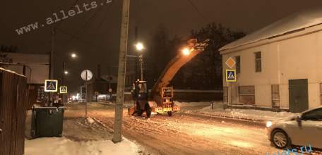 Сегодня в Ельце вывозили снег с дороги по улице 9 Декабря. А про тротуары забыли!