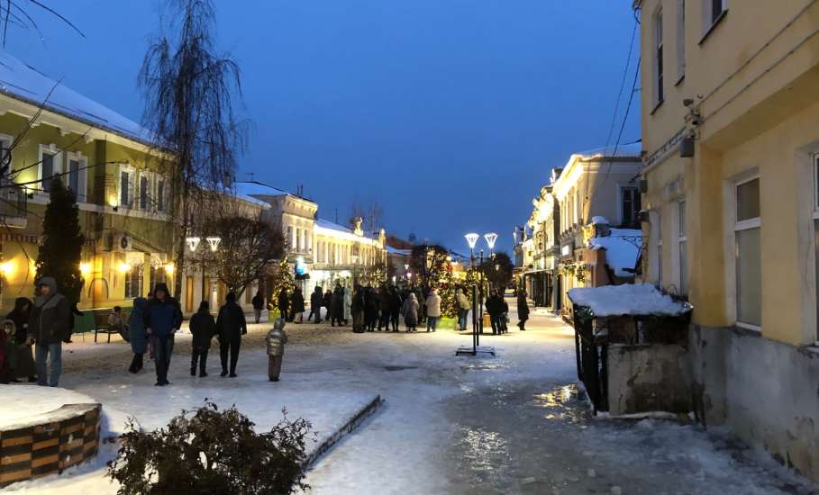 Сейчас в центре Ельца многолюдно! Народные гуляния в дождь по улице Мира!