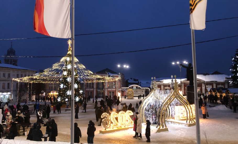 Сейчас в центре Ельца многолюдно! Народные гуляния в дождь по улице Мира!