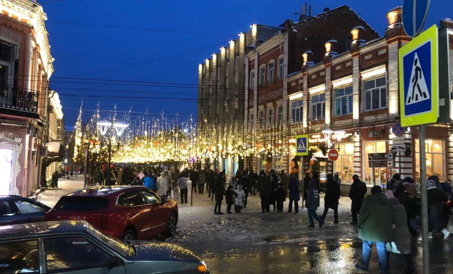 Сейчас в центре Ельца многолюдно! Народные гуляния в дождь по улице Мира!