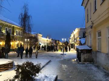 Сейчас в центре Ельца многолюдно! Народные гуляния в дождь по улице Мира!