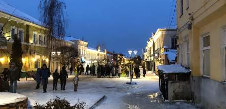 Сейчас в центре Ельца многолюдно! Народные гуляния в дождь по улице Мира!