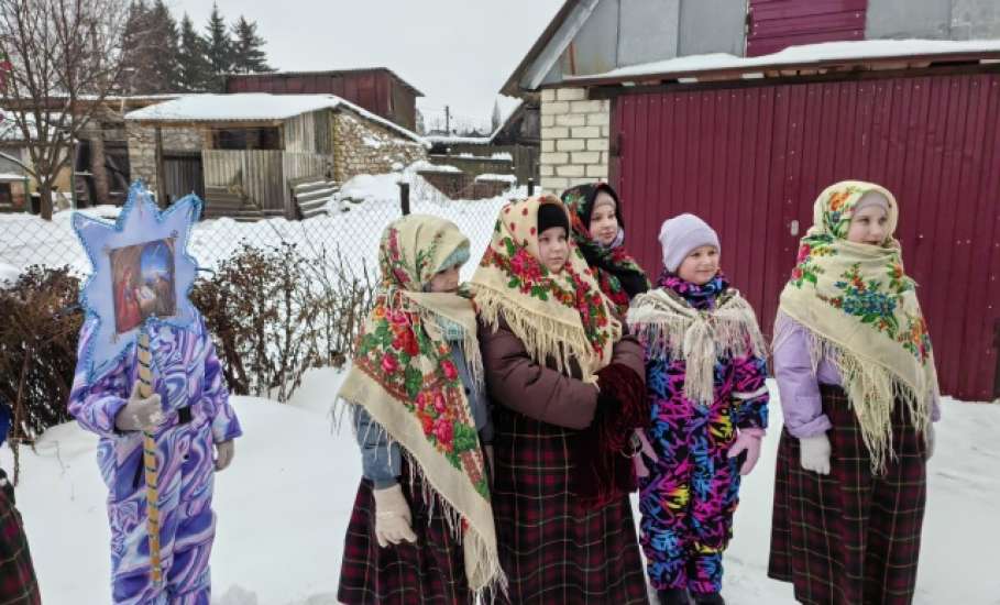 Работники Дома культуры и дети села Талица, провели праздничные колядки!