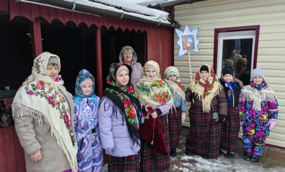 Работники Дома культуры и дети села Талица, провели праздничные колядки!