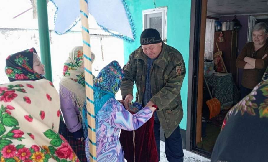 Работники Дома культуры и дети села Талица, провели праздничные колядки!