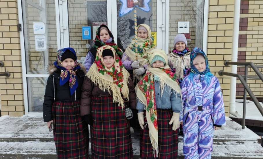 Работники Дома культуры и дети села Талица, провели праздничные колядки!