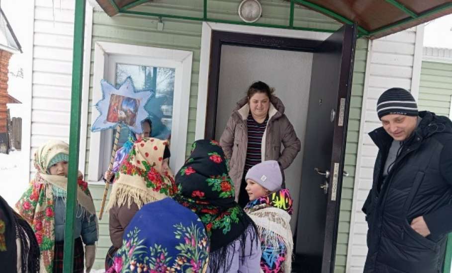 Работники Дома культуры и дети села Талица, провели праздничные колядки!