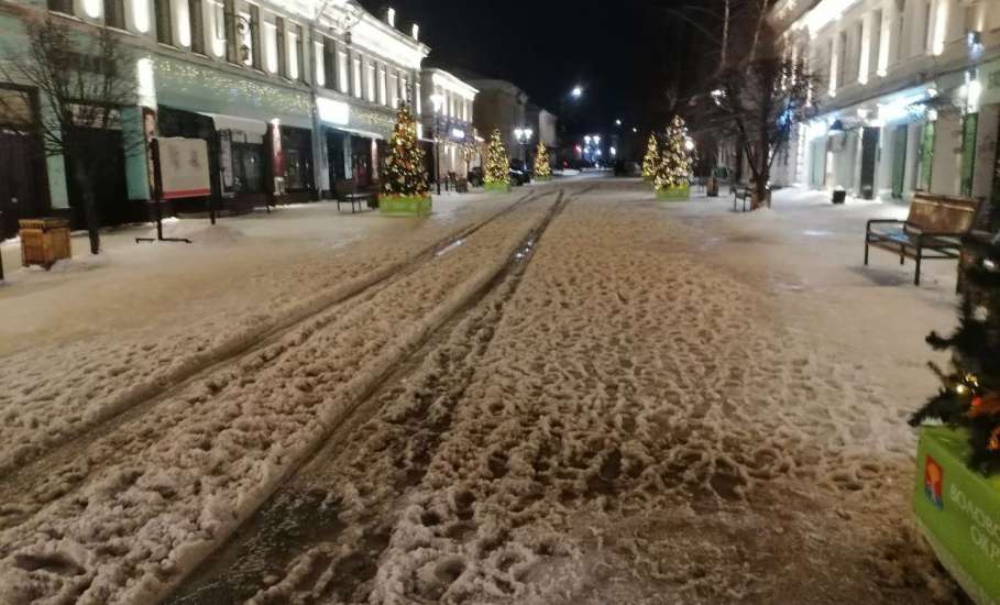 Коммунальные службы города продолжают работу по расчистке и вывозу снега