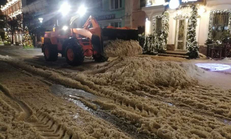 Коммунальные службы города продолжают работу по расчистке и вывозу снега