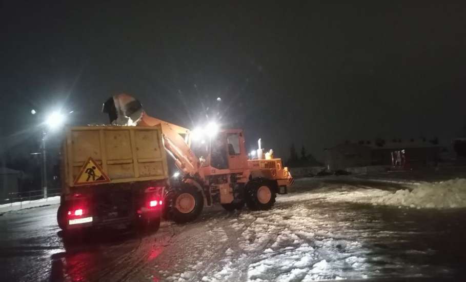 Коммунальные службы города продолжают работу по расчистке и вывозу снега