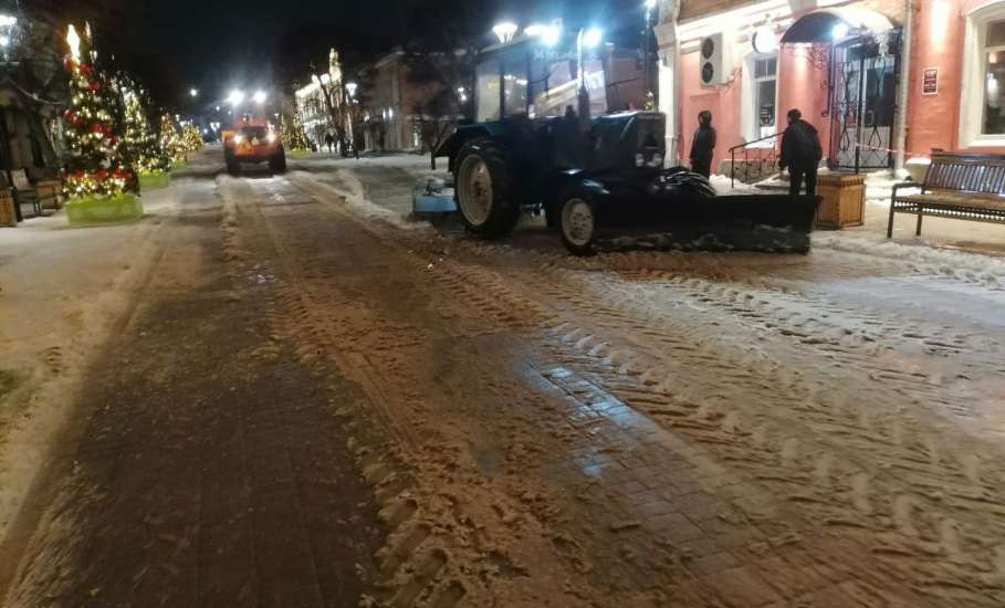 Коммунальные службы города продолжают работу по расчистке и вывозу снега