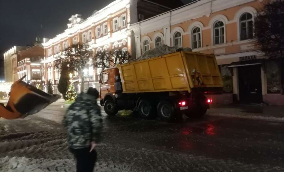 Коммунальные службы города продолжают работу по расчистке и вывозу снега