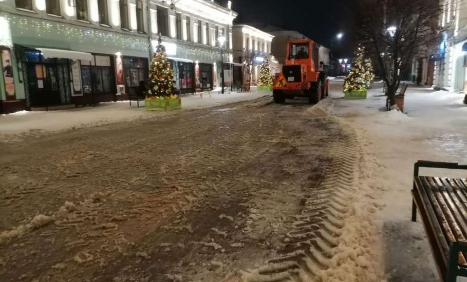 Коммунальные службы города продолжают работу по расчистке и вывозу снега