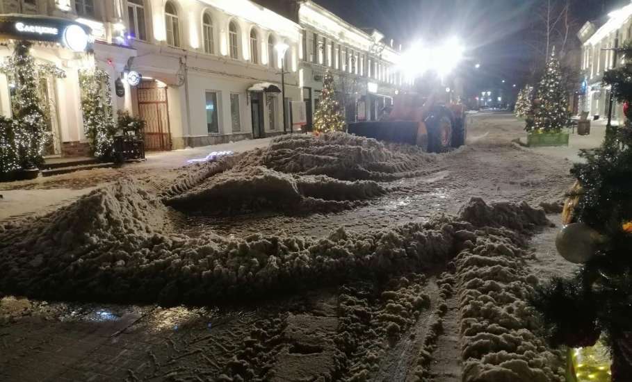 Коммунальные службы города продолжают работу по расчистке и вывозу снега