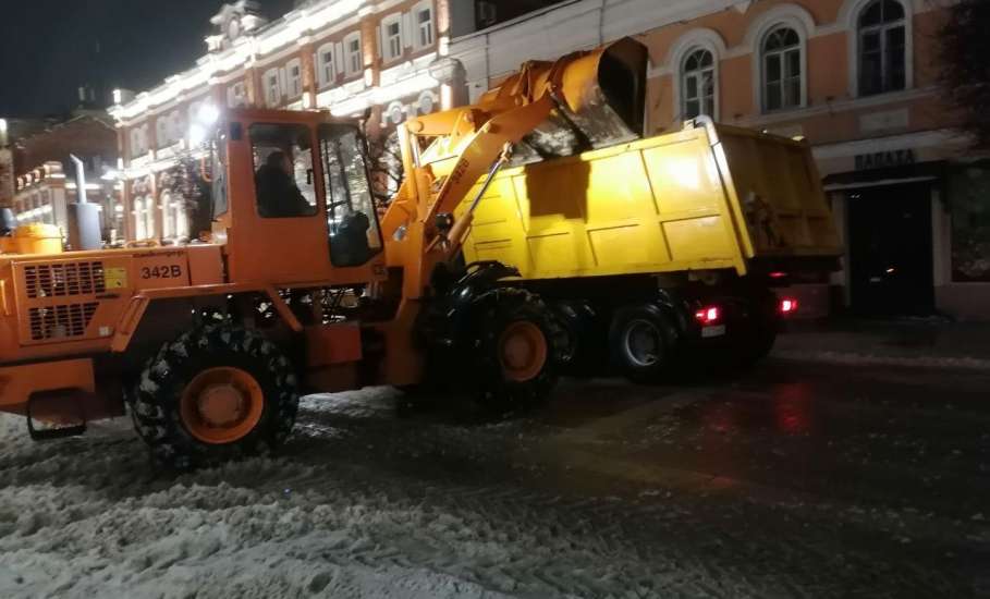 Коммунальные службы города продолжают работу по расчистке и вывозу снега