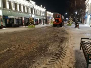 Коммунальные службы города продолжают работу по расчистке и вывозу снега