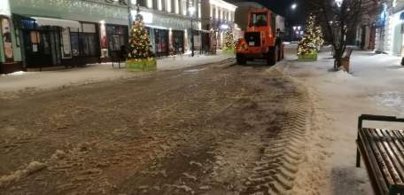Коммунальные службы города продолжают работу по расчистке и вывозу снега