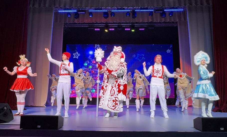 Моменты с новогодних представлений в Доме культуры железнодорожников